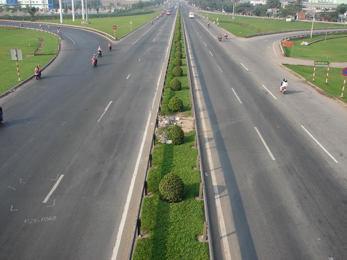 Ngỡ ngàng cửa ngõ Sài Gòn mùng 1 Tết